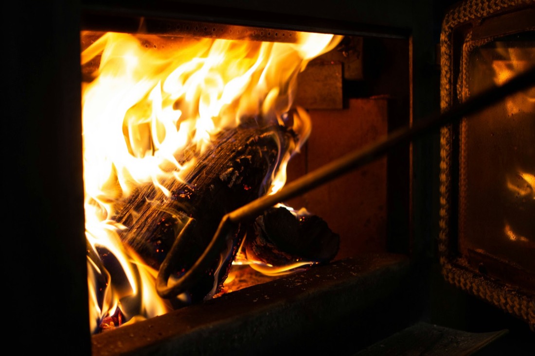 Feu de bûches vu à travers la vitre d'un insert